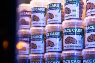 太空蛋糕罐很多，标签，药品，瓶子，没有人，容器，食物和饮料，特写