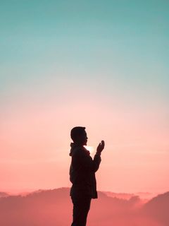 黄金时段男子举手的剪影 黄金时段男子举手的剪影