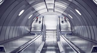 灰色自动扶梯，空照明自动扶梯，下行，自动扶梯，银色，灰色，灰色，楼梯