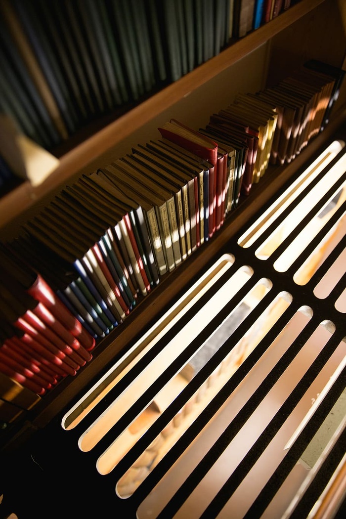 书架上的各种书名