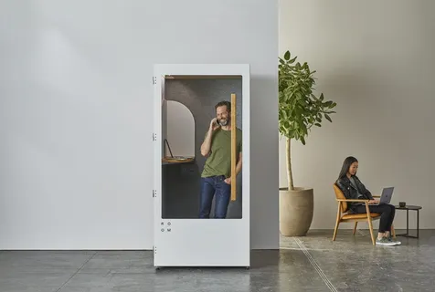 展台内身着绿色T恤的微笑男子 展台内身着绿色T恤的微笑男子