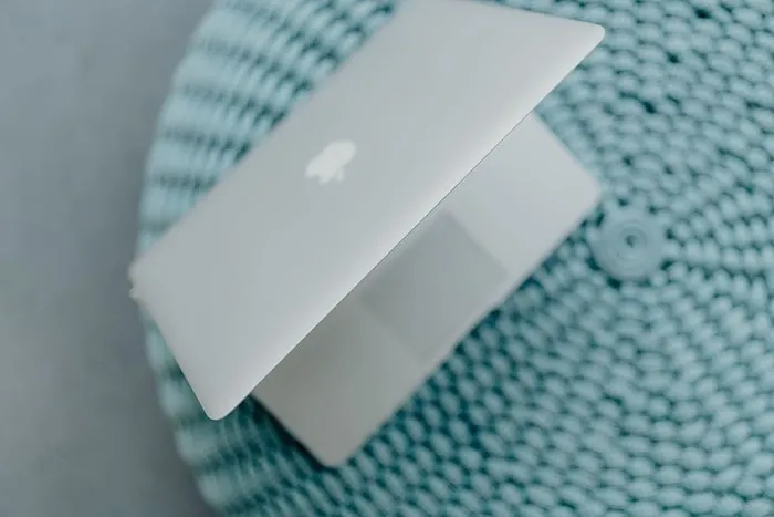 蓝色口袋上的MacBook笔记本电脑