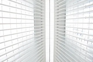 白色百叶窗、建筑、建筑、基础设施、结构、设施、线条、对称性