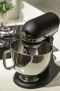 白色表面上的黑色和银色厨房辅助设备立式搅拌机