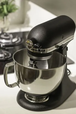 白色表面上的黑色和银色厨房辅助设备立式搅拌机