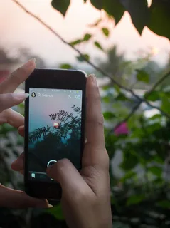 印度，孟买，艾瑞殖民地，停车场，树木，日落，人手，科技