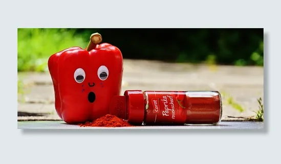红辣椒旁边的红辣椒塑料瓶