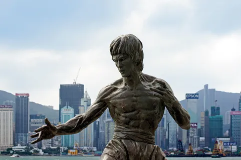 李小龙雕像、李小龙、香港、香港维多利亚港、香港天际线、亚洲、中国、旅游 李小龙雕像、李小龙、香港、香港维多利亚港、香港天际线、亚洲、中国、旅游