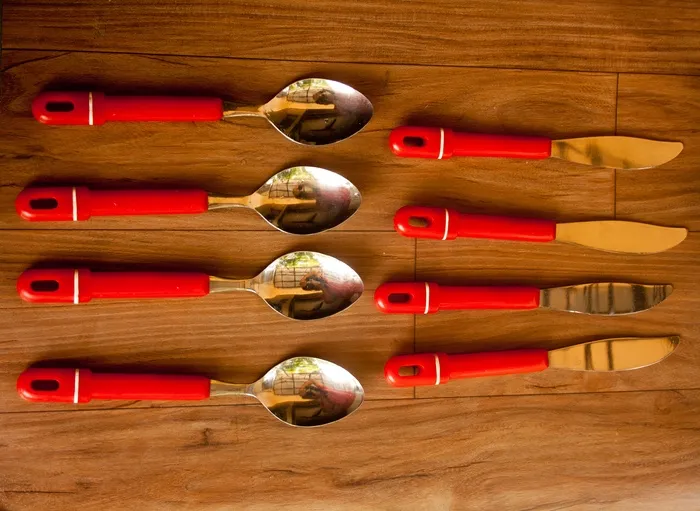 勺子、刀、盘子、银器、餐厅、晚餐、木质材料、厨房用具