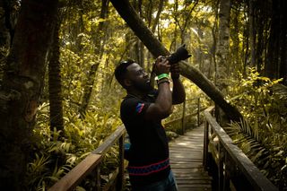 即将在人行天桥拍照的男子