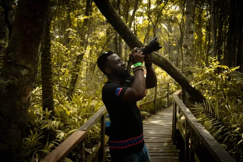 即将在人行天桥拍照的男子 即将在人行天桥拍照的男子