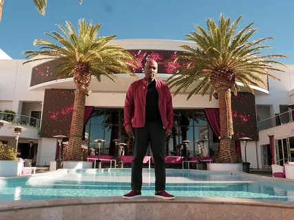 站在泳池上的男人