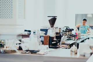 女人在厨房做饭