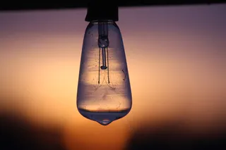 灯泡的剪影摄影