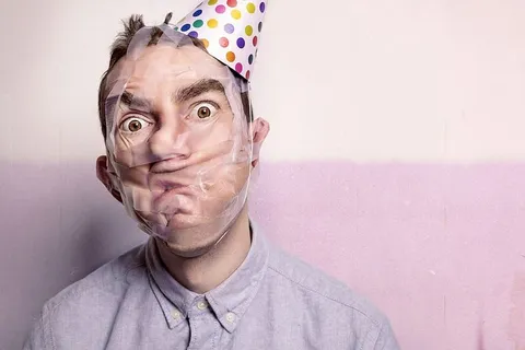 穿灰色纽扣衬衫的男人