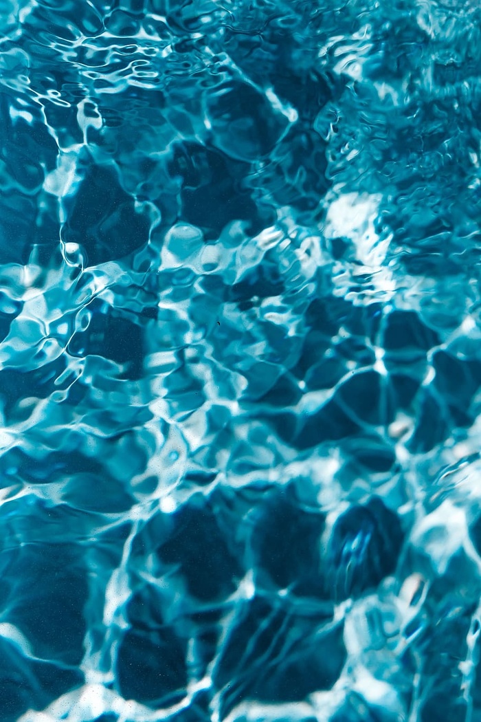 游泳池中波浪状的水面