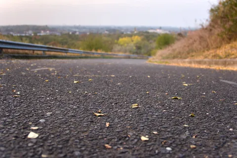 沥青、灰色、颗粒状、行驶、空载、外出、道路、天气