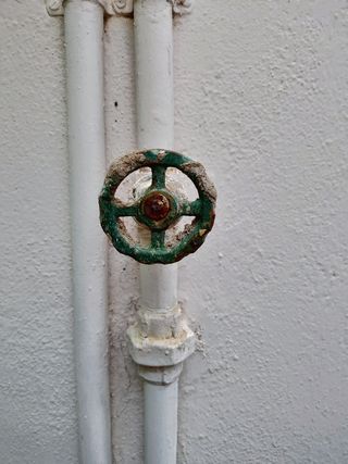 印度，哥印拜陀，第六十字路，金属，墙壁建筑特征，管道，日，阀门