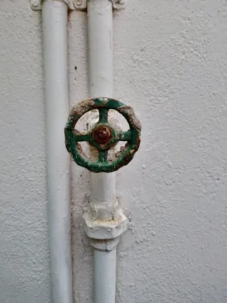 印度，哥印拜陀，第六十字路，金属，墙壁建筑特征，管道，日，阀门