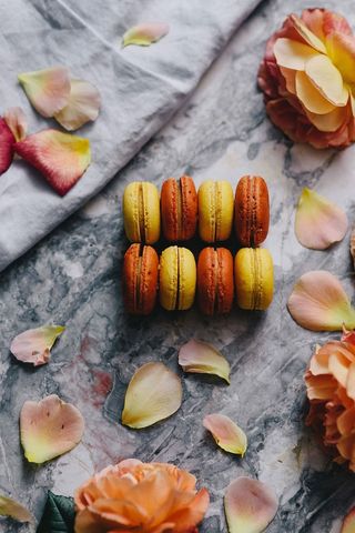 大理石板上的马卡龙俯视图