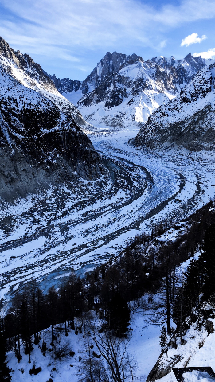 白云下的雪山