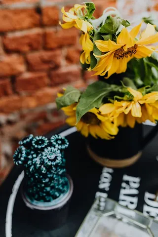 巴黎户外咖啡馆的桌子