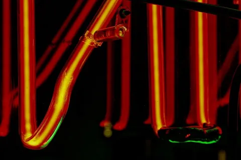 橙色霓虹灯标牌、霓虹灯、灯、自行车、车辆、交通工具、自行车、玻璃