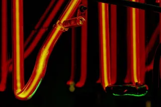 橙色霓虹灯标牌、霓虹灯、灯、自行车、车辆、交通工具、自行车、玻璃