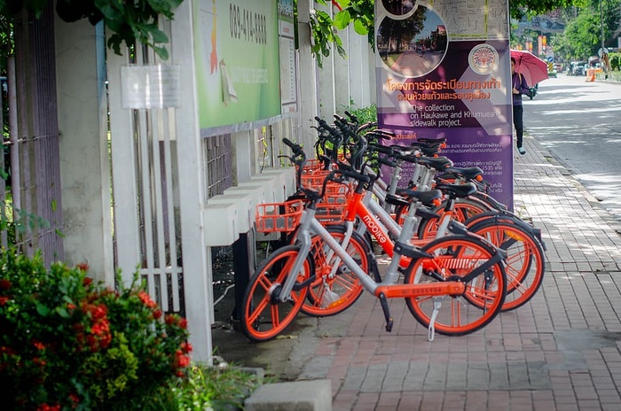 在公共汽车站租一辆自行车