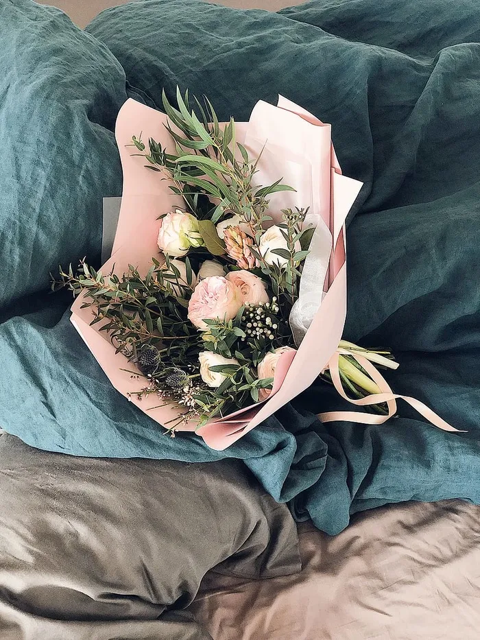 床单上的粉红色和绿色花束