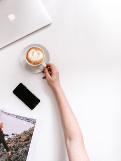 杯旁的黑色iPhone 7