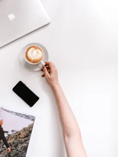 杯旁的黑色iPhone 7 杯旁的黑色iPhone 7