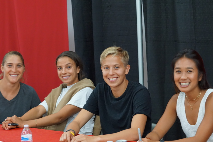 微笑，一群人，坐着，幸福，肖像，年轻人，女人，桌子