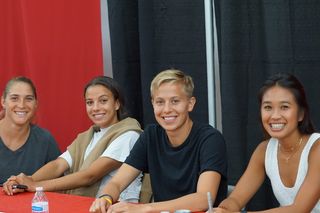 微笑，一群人，坐着，幸福，肖像，年轻人，女人，桌子