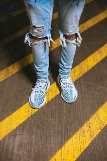 穿着旧牛仔牛仔裤的人