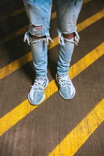 穿着旧牛仔牛仔裤的人