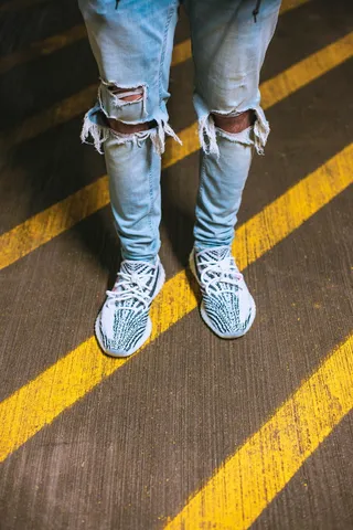 穿着旧牛仔牛仔裤的人