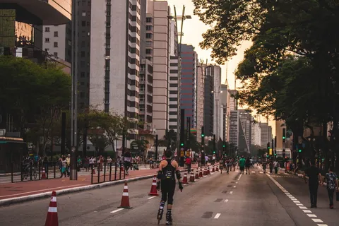 人行道上滑冰的人