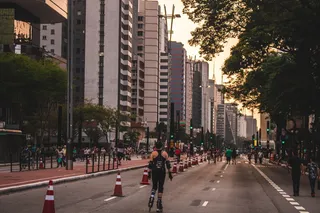 人行道上滑冰的人