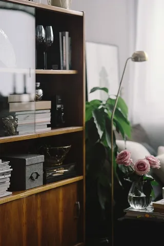 可爱的玫瑰、书和咖啡