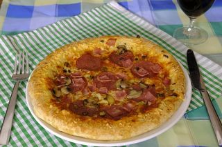 披萨、有人吃、配料、烘焙、奶酪、意大利腊肠、火腿、香肠