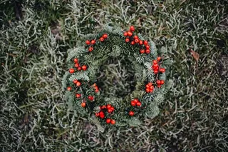 圣诞快乐的冬青花环