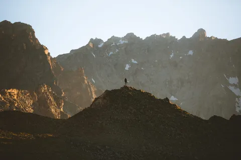 站在山附近的人 站在山附近的人