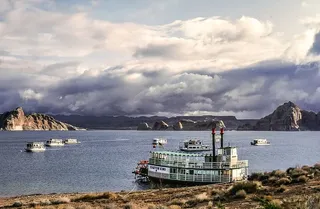 美国亚利桑那州佩奇格伦峡谷国家娱乐区鲍威尔湖湖中的船只