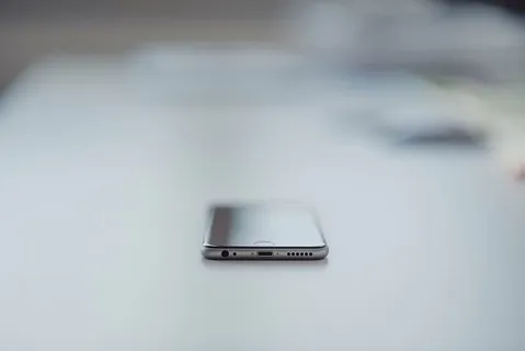 转身,2014年后,2014年后空间,灰色,iphone,桌子,银色,智能手机 转身,2014年后,2014年后空间,灰色,iphone,桌子,银色,智能手机