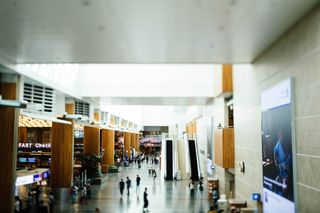 大楼内的人、人、步行、室内、商场、商店、机场、墙壁