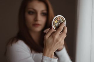 年轻漂亮的女人在化妆