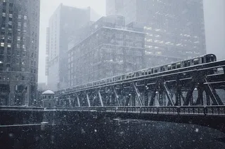 冬季的灰色金属桥