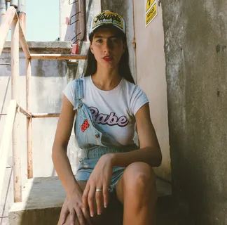 穿着白衬衫的Siting女士 穿着白衬衫的Siting女士
