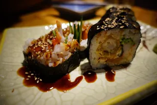 盘子上的寿司，寿司，日本，日本料理，美食，餐厅，鳗鱼饭，食物